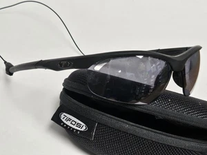 Tifosi Veloce Designer-Sonnenbrille schwarz Sport mit Seitenschutz 3 zusätzliche Gläser stehendes Etui - Bild 1 von 8