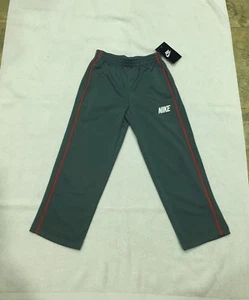 Neu mit Etikett Jungen Größe 4 Nike sportliche Trainingshose Polyhose schieferfarben (grau/blau) & rot R $ 30 - Bild 1 von 2