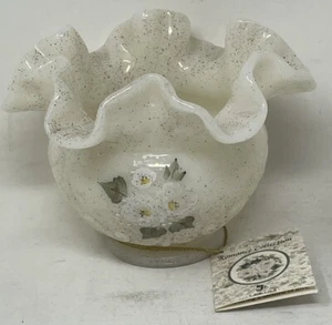 Vaso dipinto a mano collezione Fenton Romance firmato V Anderson USA bianco maculato - Foto 1 di 7