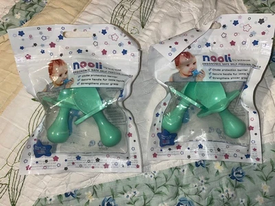 UTENSILIOS AUTOALIMENTACIÓN BEBÉ por NOOLI Verde JUEGO DE 2 CUCHARAS Y TENEDOR Hecho en EE. UU. Foto 1 de 4