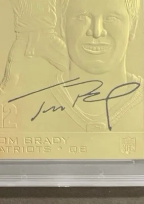 ФУТБОЛЬНАЯ КАРТОЧКА ТОМА БРЭДИ ЗОЛОТОЙ СЛИТОК С АВТОГРАФОМ ФАКСИМИЛЕ - ПАТРИОТЫ НФЛ 🔥🔥 - Изображение 1 из 4