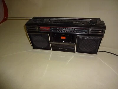 SANYO Ghettoblaster Cassettenradio 80/90er Radio spielt - Bild 1 von 3