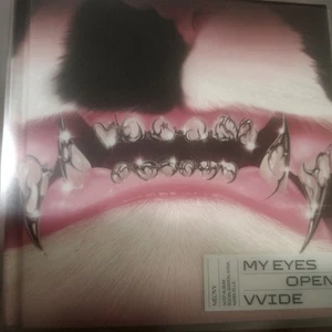 MEOVV: MY EYES OPEN VVIDE - 2025 CD + PHOTOBOOK + POSTER + 5 PHOTOS - 6 TRACKS  - Bild 1 von 8