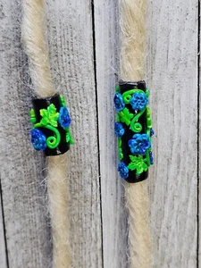 Juego de 2 cuentas de arcilla azul verde flores UV Active Festival Dread Lock Rave 2 9 mm DIA - Imagen 1 de 6