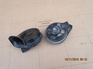 2006 AUDI A4 CABRIOLET LEFT & RIGHT LOW FREQUENCY TONE HORN 8H0951221 OEM - Picture 1 of 6