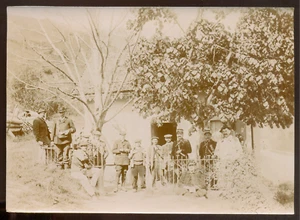 Photo gendarmes, facteur et autres, Vintage citrate print 1912 - 12 x 17 cm - Picture 1 of 1