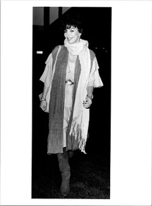 Foto de prensa 1983 Joan Collins después del vuelo nocturno 6 x 8 - Imagen 1 de 2
