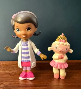 "Figura de juguete de plástico Doc Dottie McStuffins y Lambie Disney Just Play 3,5""" - Imagen 1 de 7