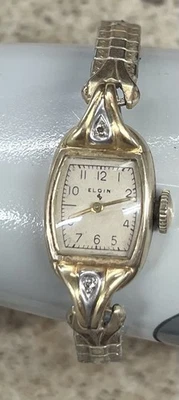 Reloj Elgin para mujer de 14 quilates con diamantes de la década de 1940 Foto 1 de 4