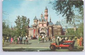 Castillo de la Bella Durmiente, Disneyland, California, postal cromada vintage 1970 - Imagen 1 de 2