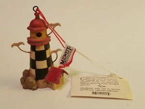 Midwest of Cannon Falls Ornament karierter Leuchtturm Leuchtturm mit Möwen Etikett - Bild 1 von 12