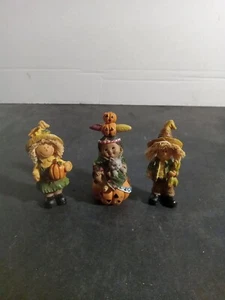 Par de mini espantapájaros de resina con pelo de paja y una estatuilla india con tema de otoño - Imagen 1 de 6