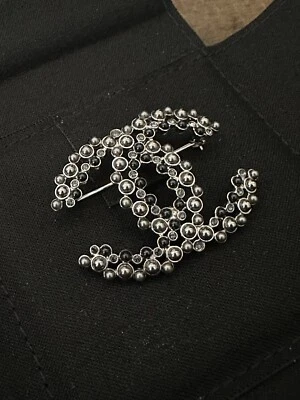 CHANEL FALL-WINTER 2019 19B Metal, Glass Pearls & Strass Brooch AB2205 Y47823 - Image 1 of 4