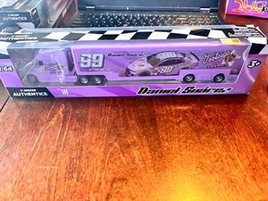 DANIEL SUAREZ NASCAR AUTHENTICS Trasportatore 1:64 - Foto 1 di 1