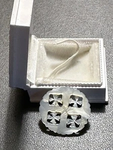 Vintage BETHLEHEM Carved MOP Mother of Pearl JERUSALEM CROSS Pin~BROOCH Round - Picture 1 of 5
