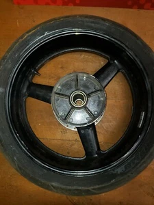 1999-2002 YAMAHA YZF R6 OEM REAR WHEEL BACK rueda viene con neumático usado - Imagen 1 de 6