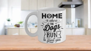 Home is Where the Dogs Run to Greet You Lustiger Hund Kaffeebecher - Bild 1 von 3