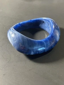 Brazalete Kenneth J Lane Azul Remolino Lucita Forma Libre  - Imagen 1 de 6