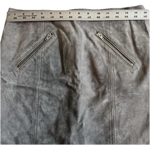 Minigonna in camoscio grigio BLANK NYC taglia 27/US 6 foderata e tasche con zip prezzo al dettaglio consigliato $ 48,98 nuova con etichette - Foto 1 di 11