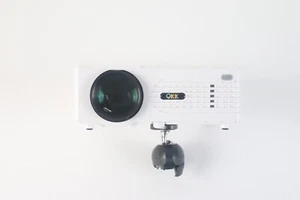 Mini Proyector Portátil Exterior QKK AK-80 Full HD LED 1080P - Imagen 1 de 4