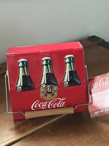 Kleiner roter Metall Coca Cola Reproduktion Flaschenhalter mit Verschlüssen auf beiden Seiten a - Bild 1 von 7