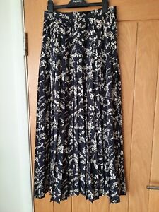 Ladies Jaeger Black/Cream Long Pleated Skirt. Size Small 12. Good Condition.