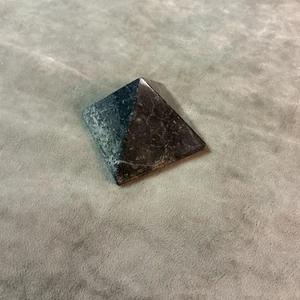 Geschnitzter Stein Jaspis marmoriert braun schwarz Pyramide Briefbeschwerer 2" Größe #11 - Bild 1 von 6