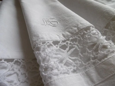 Taie d'oreiller ou petite Housse avec Dentelle de Cluny et Monogramme - Photo 1/3