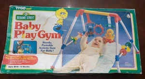 De colección 1994 Tyco Plaza Sésamo Bebé Actividad Jugar Gimnasio ¡En Caja! - Imagen 1 de 3