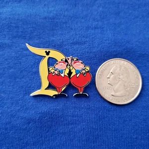 Spilla Topolino Nascosto 2025 Disneyland D Chaser Tweedle Dee Dum - Foto 1 di 2