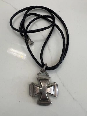 Colgante de plata de ley con cruz de cordón de guijarros versión grande con collar de cuero Foto 1 de 4