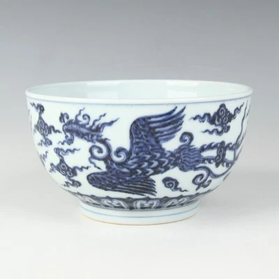 Antiguo cuenco chino de porcelana azul y blanco con patrón Phoenix Foto 1 de 4