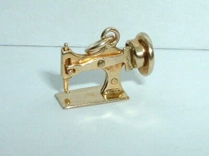 VINTAGE 14k YELLOW GOLD MOVEABLE SEWING MACHINE PENDANT CHARM - Picture 1 of 4