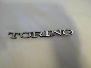 Vtg 1970 71 Ford Torino Car Vehicle Emblem Badge 893-63291B62-A Chrome Missing - Foto 1 di 3