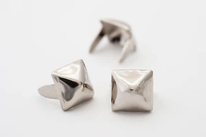 1/4 inch 6mm silver pyramid studs for clothing - Bag of 500 - StudsAndSpikes - Picture 1 of 2