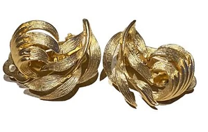 Lisner Earring Set Gold Tone Leaf Clip On Jewelry 1” Vintage - Picture 1 of 6