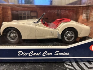 KYOSHO TRIUMPH TR3A WHITE 1/18 BNIB 7025W - Picture 1 of 11