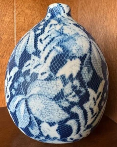 Vase, decorative Vessel. Blue & white. Lovely. - Picture 1 of 5