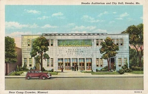 Neosho, Missouri Postkarte Neosho Auditorium Rathaus Camp Crowder um 1938 T3 - Bild 1 von 2
