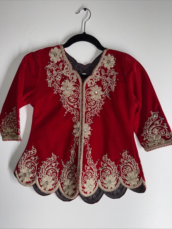 Chaqueta Karakou Niños’s Niña’s Terciopelo Rojo Dorado Bordada COMO ESTÁ Sin Forro L Foto 1 de 4