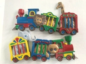 Kinderzimmer Deko Zirkus Zug Wandtafeln Vintage 1991 Wurzelholzprodukte 2er Set - Bild 1 von 12