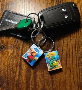 Juego de 2 Llaveros para Libros CUALQUIER LIBRO que Desees Amantes de Libros Regalo Divertidos Rellenos de Medias - Imagen 1 de 8