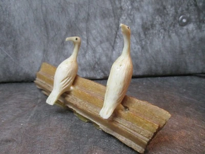 一对漂亮的因纽特鸬鹚雕塑。 阿拉斯加 爱斯基摩 雕刻。 — 第 1/3 张图片