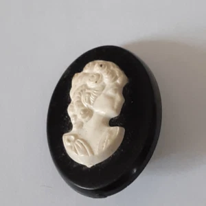 Broche camafeo vintage acrílico negro blanco 1" - Imagen 1 de 2