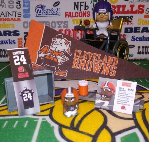 2020 NFL Teenymates Silver Series 9 Cleveland Browns RB Nick Chubb figure/locker Cover