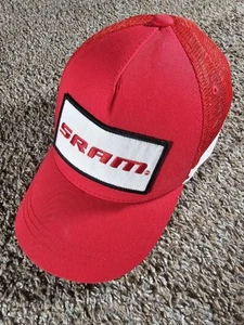 Cappello SRAM Trucker Berretto Snapback Regolabile Rosso Bianco Strisce Maglia Ciclismo Adulto - Foto 1 di 9