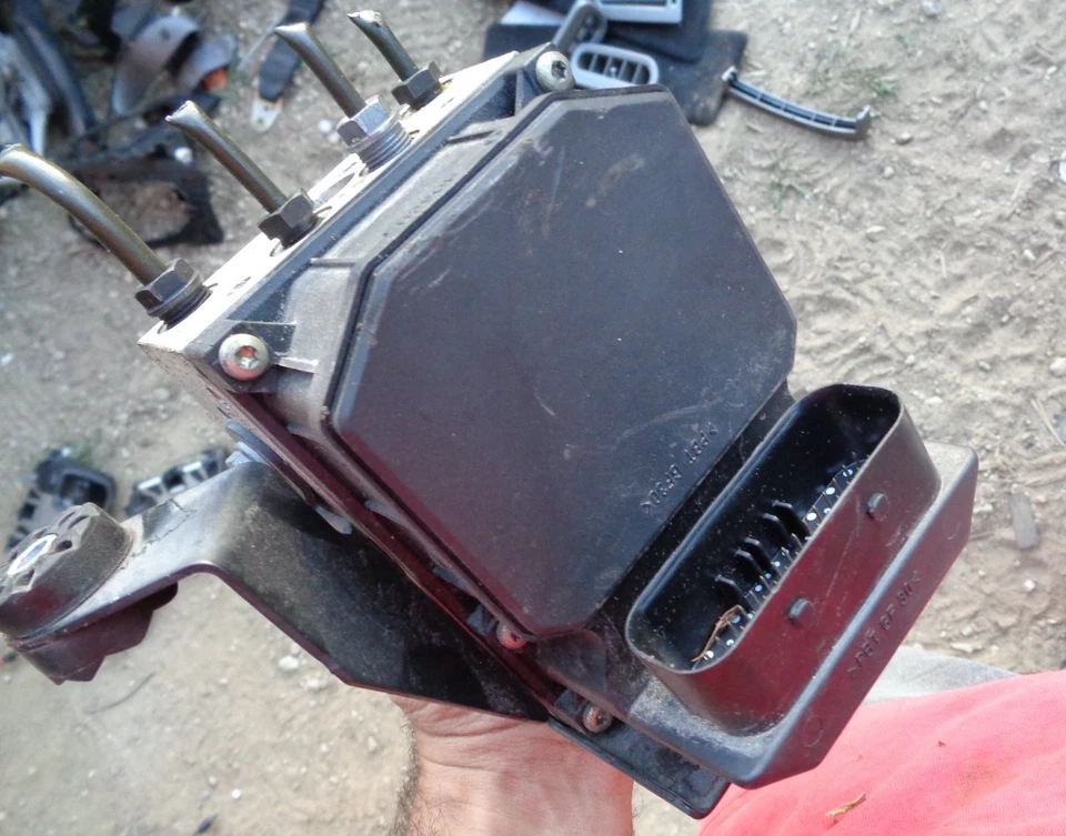 2000-2003 BMW E39 DSC ABS 530i 525i 525 530 540 528i 540i M5 740iL 740i 750iL - Image 1 of 1