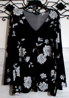 Top tejido Premise para mujer talla 3x manga larga negro floral cuello en V Foto 1 de 4