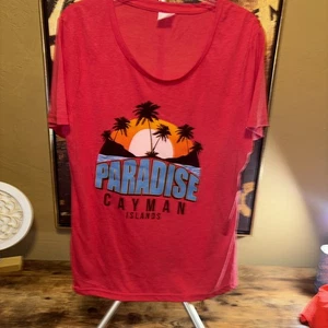 Paradise Cayman  Islands Women's Size 3XL. T-Shirt New - Picture 1 of 6