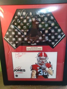 CASH JONES GEORGIA BULLDOGS GAME USED GLOVES SIGNED PHOTO DISPLAY - Bild 1 von 3
